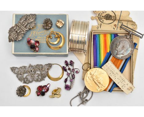 A BAG OF ASSORTED JEWELLERY AND ITEMS, to include a yellow metal tooth cap containing partial tooth inside, a boxed WWI Victo