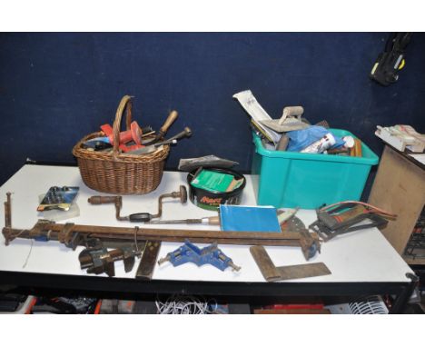 A TRAY AND A BASKET CONTAINING TOOLS including two Record 90cm sash cramps, a Panamo small vice, a Woden C800 corner clamp, a