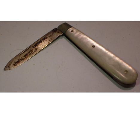 Small hallmarked silver bladed mother of pearl fruit knife, blade L: 40 mm. P&amp;P Group 1 (£14+VAT for the first lot and £1