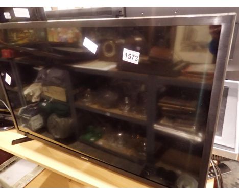 Samsung model UE32N5300AK 32 inch TV. All electrical items in this lot have been PAT tested for safety and have passed. This 