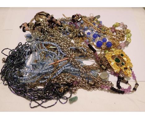 Quantity of vintage beads and necklaces. P&amp;P Group 1 (£14+VAT for the first lot and £1+VAT for subsequent lots) 