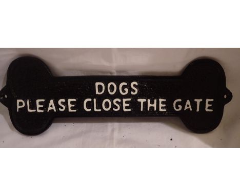 Dogs please close gate cast iron sign, L: 30 cm. P&amp;P Group 2 (£18+VAT for the first lot and £3+VAT for subsequent lots) 