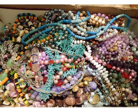 Large quantity of beads and necklaces, some vintage. P&amp;P Group 1 (£14+VAT for the first lot and £1+VAT for subsequent lot