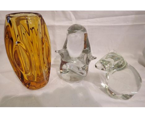 Two glass animal paperweights and a vintage amber bullet vase, H: 15 cm. (3) P&amp;P Group 2 (£18+VAT for the first lot and £