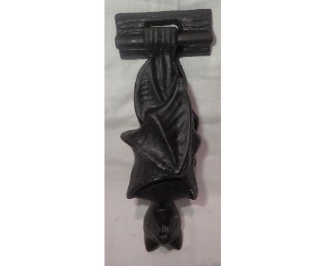Cast iron bat door knocker, H: 17 cm. P&amp;P Group 1 (£14+VAT for the first lot and £1+VAT for subsequent lots) 
