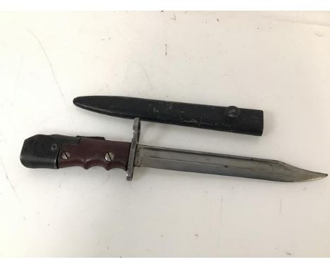 A British Enfield ELD no.7 mark 1/L bayonet in steel scabbard (33cm)
