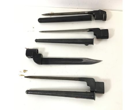 British Enfield bayonets no.4 mk. 2, no.4 mk. 1, no. 4 mk.3 (unmarked) and no. 9 mk.1 (no scabbard) (each: 26cm) (4)