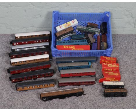 A collection of assorted model railway carriages, including pieces from Tri-ang, Hornby, Lima, as well as some boxed Tri-ang 
