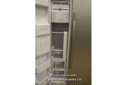 Daewoo Drs31psmi Silver American Style Fridge Freezer The Handles Are Scratched Dents On The Le