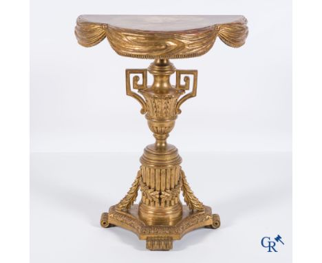 A wood-carved and gilded wall console. | 83 x 62 x 42,5 cm.