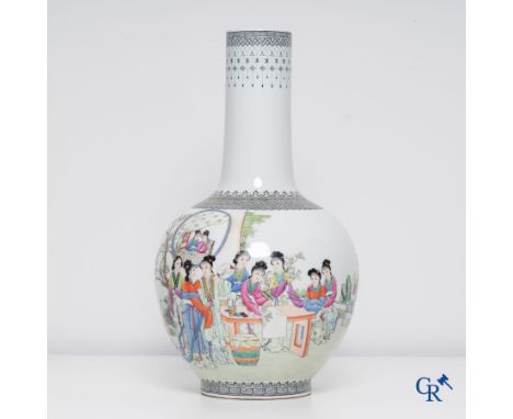 Asian Art: A Chinese vase with ladies in a garden. | Hoogte: 48,5 cm.Diam.: 27 cm. | Condition: Goede staat.