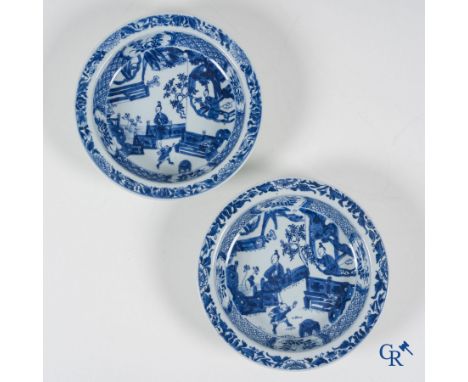 Asian Art, Chinese porcelain. A pair of deep dishes with ladies in blue and white porcelain. Kangxi/Yongzheng period. Marked.