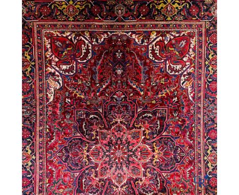Oriental carpets: Iran, a large hand-knotted Persian carpet. Kashan. | 332 x 246 cm.
