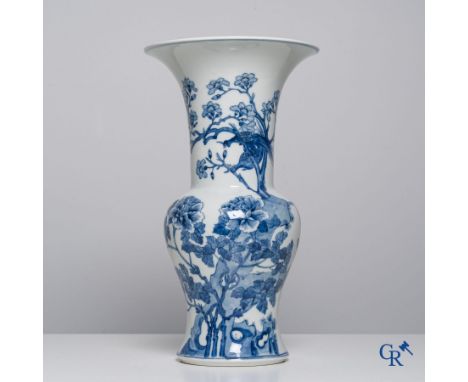 Asian Art, Chinese porcelain, A Chinese blue and white yen yen vase with birds and flowers. Kangxi mark. | 44 cm | Condition: