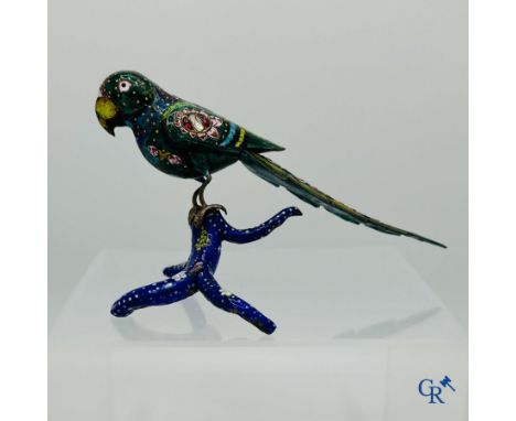 Nort India: A gem-set enamelled parrot. 19th century. | Weight: 213 g.Height: 11.5 cm.Length: 19 cm. | Condition: Small peeli