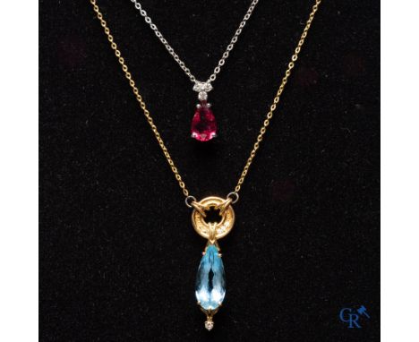 Jewellery: 2 necklaces in white- and yellow gold 18kt (750°/00) with an aquamerine and a ruby. | Necklace yellow gold: 5.8 gr