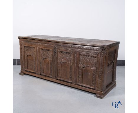 Antique wooden trunk, 18th century. | 178 x 76 x 58 cm.old restorations.