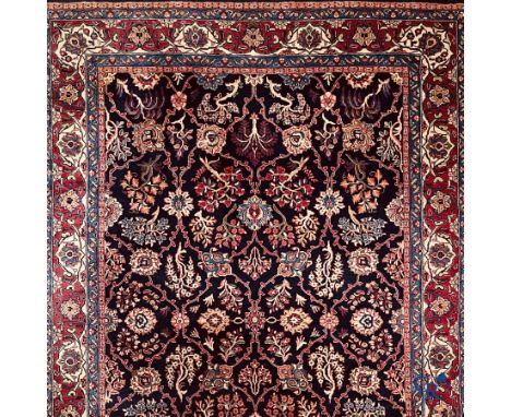 Oriental carpets. Iran. Large hand-knotted Persian carpet with floral decor. | 314 x 219 cm.