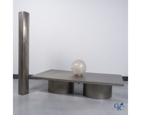 Ben Trovato (XX) Exceptional ensemble of a coffee table and floor lamp in polished steel and rock crystal. Around 1980. | Flo