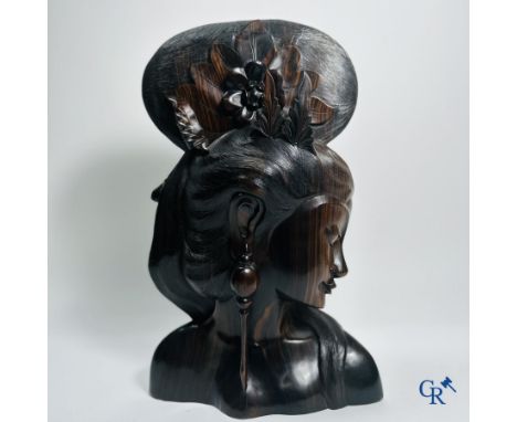 Indonesia: Imposing sculpture in exotic hardwood from a Javanese beauty. | 49,5 x 31 cm.