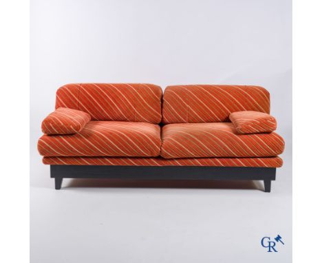 Saporiti Italia, Italian design sofa with black lacquered wooden base. | 170 x 73 x 80 cm.
