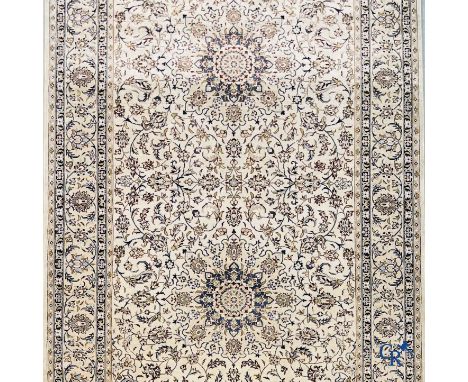 Oriental carpets: Nain, an exceptional carpet runner in silk. | 370 x 94 cm. | Condition: Very good condition.
