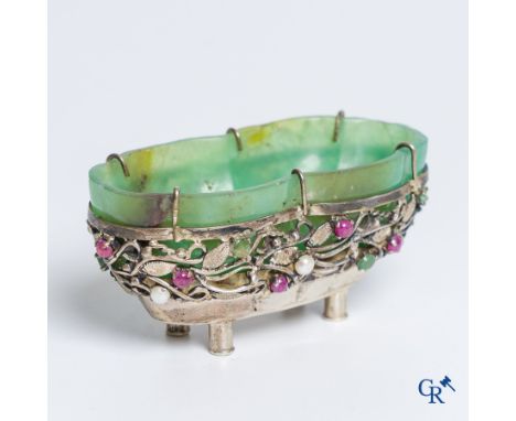 Jade/Silver: Coupe in jade mounted in a silver frame (925°/00) set with rubis, pearls and emeraudes. Floral decor. | Weight: 