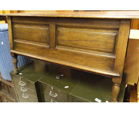 An oak lift top trunk with panelled sides to turned legs CONDITION REPORTS Size approx. 101cm x 46cm x 51.5cm. There is a chi