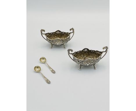 Boxed pair of silver salts with spoons, 113g. Estimate: £50-80.This item qualifies for in-house posting.