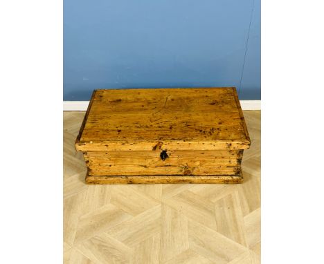 An early 20th century pine trunk with side carrying handles, 84 x 51 x 31cms. Estimate £20-40.