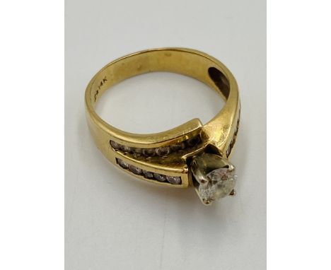 14ct gold ring with centre diamond, approximately 0.25ct, with diamonds to shoulders, 4.4g, size O1/2. Estimate: £120-150.Thi