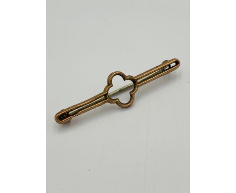 9ct gold bar brooch, 1.5g. Estimate: £25-40.This item qualifies for in-house posting.