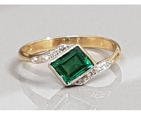 18CT GREEN STONE AND DIAMOND RING 3G SIZE P1/2