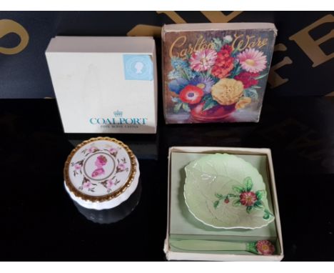 A VINTAGE CARLTON LEAF JAM SET IN ORIGINAL BOX TOGETHER WITH COALPORT COMMEMORATIVE DISH AND LID ALSO WITH ORIGINAL BOX
