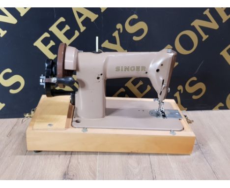 A VINTAGE SINGER SEWING MACHINE WITH ORIGINAL CARRY CASE