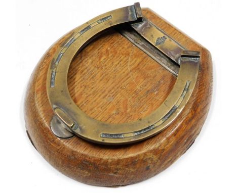 A Victorian brass horseshoe oak mounted door knocker 6in high