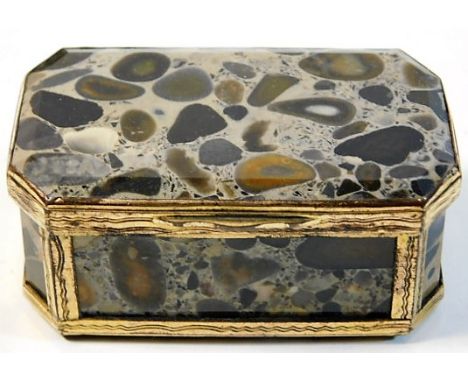 An antique yellow metal mounted agate snuff box 2.5in wide