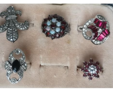 An opal set silver cluster ring and four pieces of costume jewellery. (5)