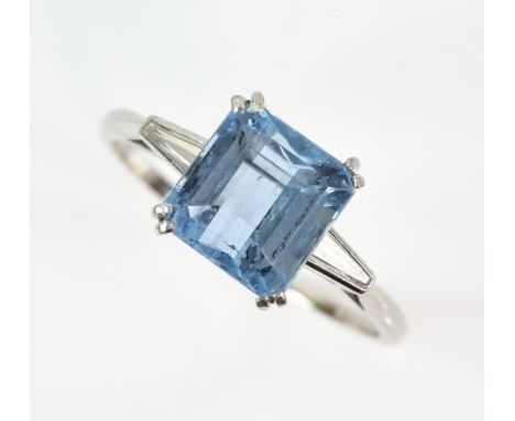 Aquamarine ring with tapering baguette cut diamond shoulders, the stepped cut aquamarine stone estimated at 3.50 carats  in u