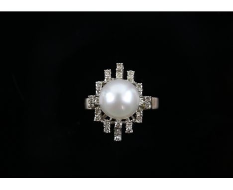 Vintage cocktail ring set with a large single pearl and satellite set diamonds, in 14 ct white and yellow gold, pearl 10 mm d