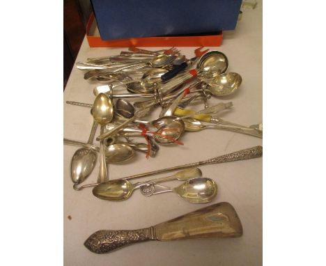 Silver and silver plate to include a button hook, a silver commemorative tea caddy spoon, a silver teaspoon and other silver 