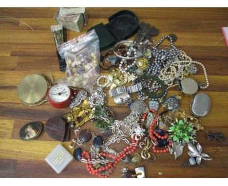 Costume jewellery to include a porcelain brooch transfer printed with the portrait of a boy, an enamelled leaf brooch, earnin