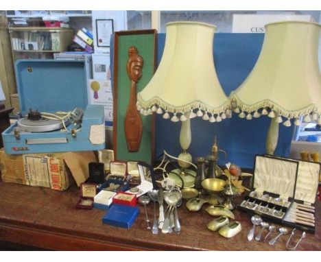 Mixed vintage costume jewellery, a pair of vintage onyx table lamps, mixed cutlery and flatware, a plaque, brass ornaments an