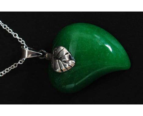 A silver and jade heart shaped necklace. Total weight 15g.

FREE UK POSTAGE ON ALL LOTS INCLUDING COMBINED PURCHASES ( ECONOM