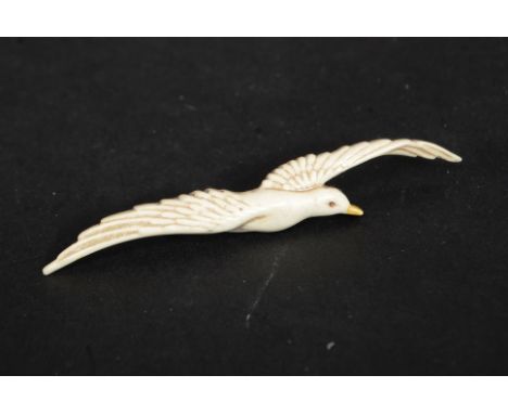 A vintage retro ladies 1960's seagull brooch of resin construction with pin to verso