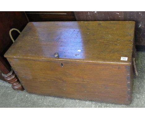 Vintage pine trunk with rope carrying handles. (B.P. 24% incl. VAT)