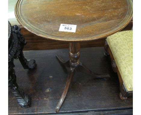 Small mahogany tripod wine table. (B.P. 24% incl. VAT)