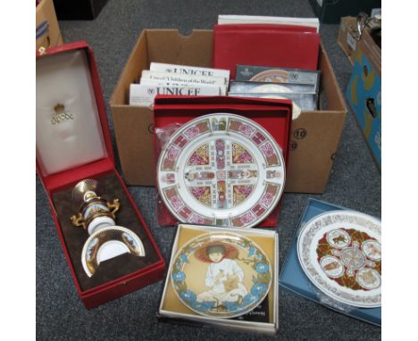 Box of assorted collectors plates in boxes to include; Spode and Wedgwood Celtic design plates, Unicef Heinrich Germany Ville