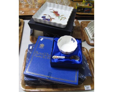 Two trays of Royal Worcester Evesham oven to tableware trays and bowls in original boxes, together with an Aynsley 'Var-i-ete