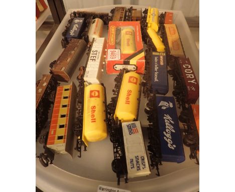 Tray of 00 gauge goods wagons 